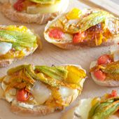 Tartines aux tomates et fleurs de courgettes