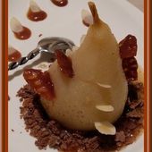 Poires pochées, sauce caramel au beurre salé - Oh, la gourmande..