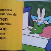 Simon le petit lapin en bleu