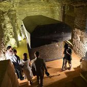 Mystère de 24 boîtes noires qui pèsent plus de 100 tonnes chacunes, en granit d'Assouan elles ont été découvertes près des pyramides égyptiennes de Gizeh .Elles sont d'une telle précision qu'il serait impossible à reproduire sans machine de nos jours (videos)