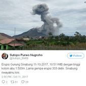 Le volcan du mont Sinabung en Indonésie en éruption, crachant des cendres à 2 km dans le ciel (videos medias)