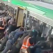Ils soulèvent le métro pour sauver la jambe d'un passager (vidéo)