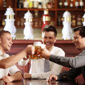 Aller au bar entre amis booste la santé mentale des hommes - OOKAWA Corp.