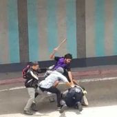 Venezuela : Des manifestants de l'opposition attaquent des policiers - Viva Venezuela