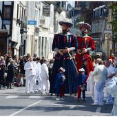 La Fête du Muguet à Compiègne : chars et groupes - Images du Beau du Monde