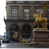 Jeanne d'Arc boutant la pluie à Paris - Images du Beau du Monde
