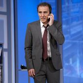 Elie Semoun se met à nu pour les Petites Annonces du Poste (vidéo). - LeBlogTvNews