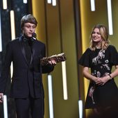 La forte émotion de Rod Paradot, meilleur espoir masculin, aux César (vidéo). - LeBlogTvNews