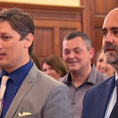 Un couple gay début mai dans 4 mariages pour une lune de miel. - LeBlogTvNews