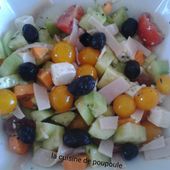 Salade concombre, tomate, feta et poulet - La cuisine de Poupoule