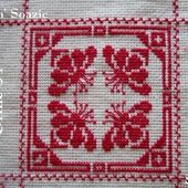 SAL : Plaid Broderie Rouge... Grille 34 K/3 - Chez Mamigoz