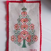 Bannière Sapin de Noël brodé aux Cœurs - Chez Mamigoz