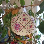 Déco Sapin : Boule de Neige brodée, point fantaisie 10 cm - Chez Mamigoz