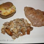 Pommes de terre farcies au reblochon et lardons, champignons à la crème