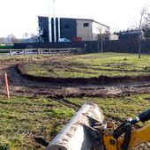 Projet pumptrack : les premiers coups de pelle.