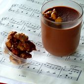 Panna cotta au chocolat noir et noisettes caramélisées