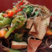 Recette : Wok tofu fumé, brocolis et nouilles sautées - Les Gralettes