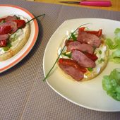 Recette : Bruschetta poivrons, ricotta et pastrami facile - Les Gralettes