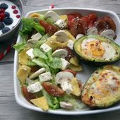 Recette : Avocat oeuf cocotte et salade tomate feta - Les Gralettes