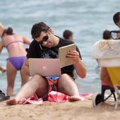 Mails, SMS, appels professionnels : pendant l'été, vous avez le droit de "déconnecter"