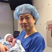 Première naissance d'un bébé " à trois parents " - MOINS de BIENS PLUS de LIENS