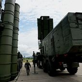 Après cinq mois d'essais, la Russie déploie son système anti-missiles S-400 en Crimée
