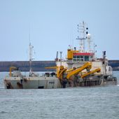 La drague Pinta prépare la grande rade pour l'extension du port -