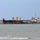 La drague Pinta prépare la grande rade pour l'extension du port -