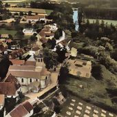 Sur la place du village -