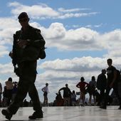 "On est plus inquiètes quand ils sont en France que quand ils sont à l'étranger" : une femme de militaire témoigne