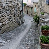 Visiter Lacoste en Luberon, mes photos de ses trésors - Hélène SF