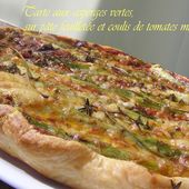 Tarte aux asperges vertes, sur pâte feuilletée et coulis de tomates maison + fromages