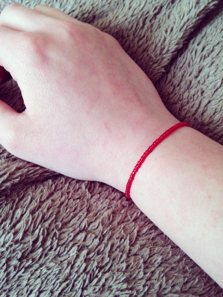 Mes deux bracelets rouge. 