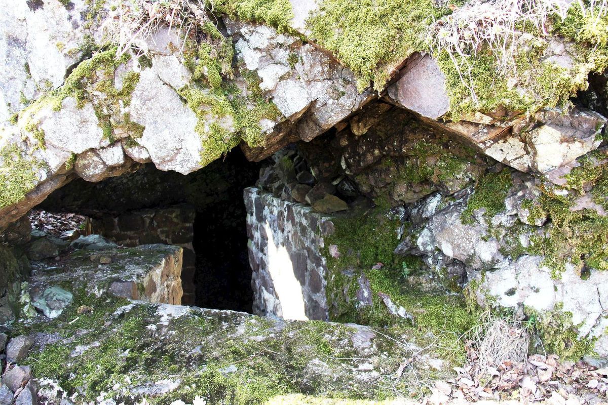 L’entrée du nouvel abri « dans le rocher », discrète et donc parfaitement invisible de l’ennemi et de ses aéronefs. (Photo P.BR. 2016)