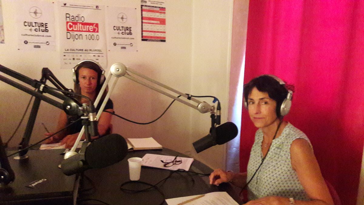 De gauche à droite, Jenny et Patricia dans le studio de Radio Cultures Dijon.