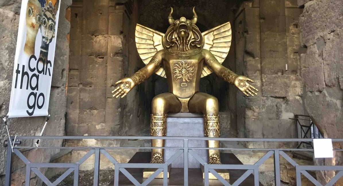 Italie une statue du dieu moloch trône devant le Colisée de Rome