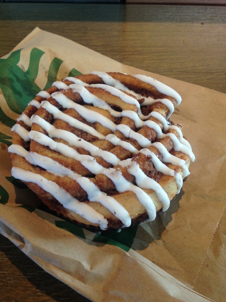 Cinnamon roll starbucks (Aéroport Charles de Gaules) - Le Menu de Sam