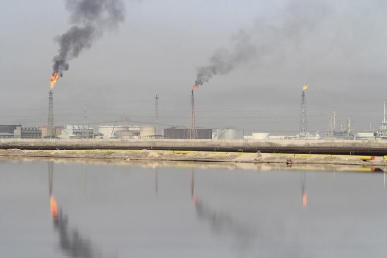 A general view shows a lake of oil at Al-Sheiba oil refinery in the southern Iraq city of Basra, in this January 26, 2016 file photo. REUTERS/Essam Al-Sudani/Files