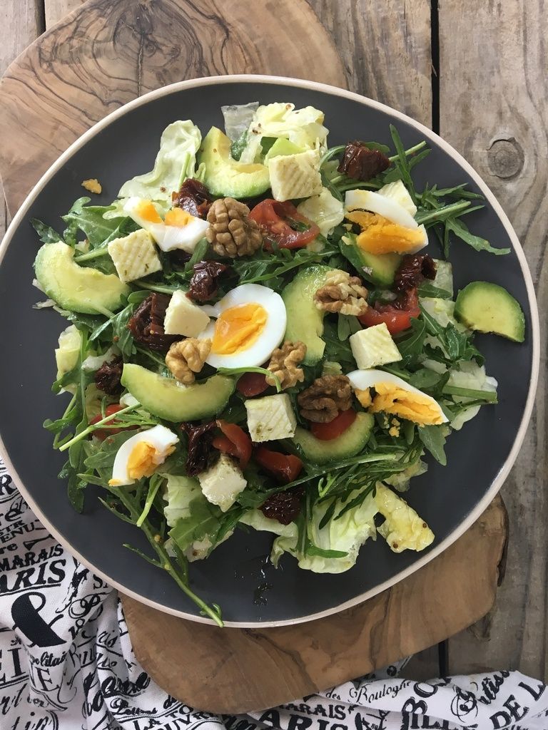Salade dâavocats, roquette, tomates sÃ©chÃ©es etÂ noix