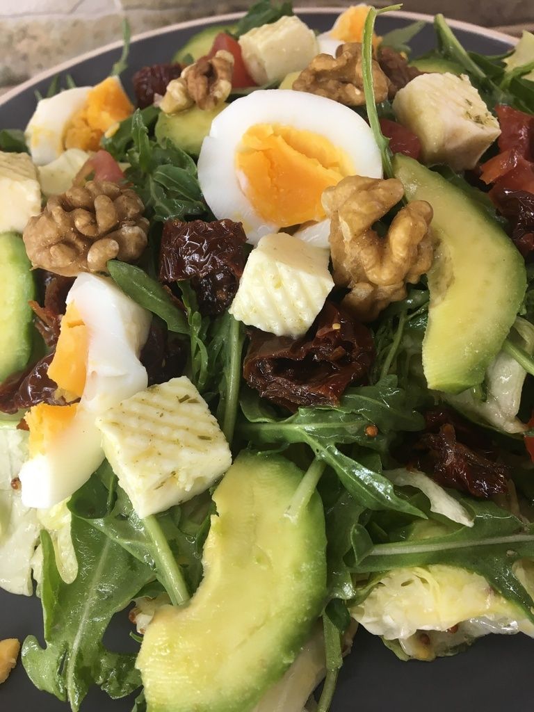 Salade dâavocats, roquette, tomates sÃ©chÃ©es etÂ noix