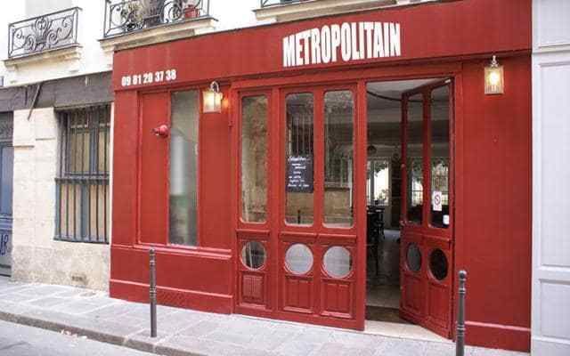 The bistro has an attractive metro-themed décor with white metro tiles, vintage advertising posters and slatted wooden benches