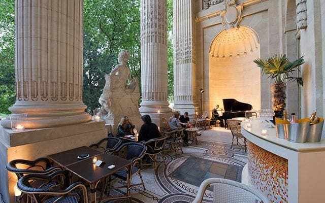 Smart Parisians, international exhibition-goers and business lunchers eye each other in this chic, cosmopolitan update of the Parisian brasserie