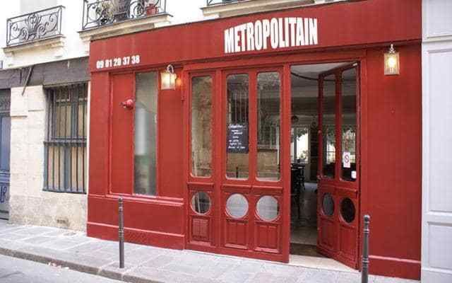 The bistro has an attractive metro-themed décor with white metro tiles, vintage advertising posters and slatted wooden benches