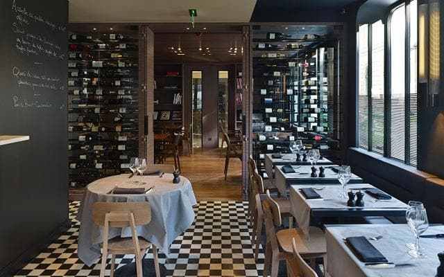 Jean-Michel Wilmotte's décor obeys all the codes of bistro style, in a sleek dining room with black and white checkerboard floor
