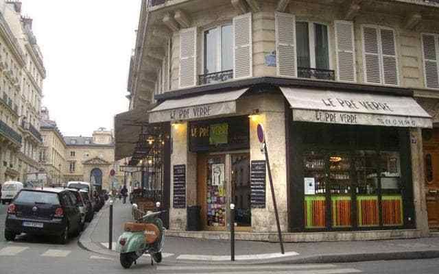 This restaurant draws Latin Quarter academics for its bargain lunch menu (two courses, wine and coffee), and a more international set in the evening