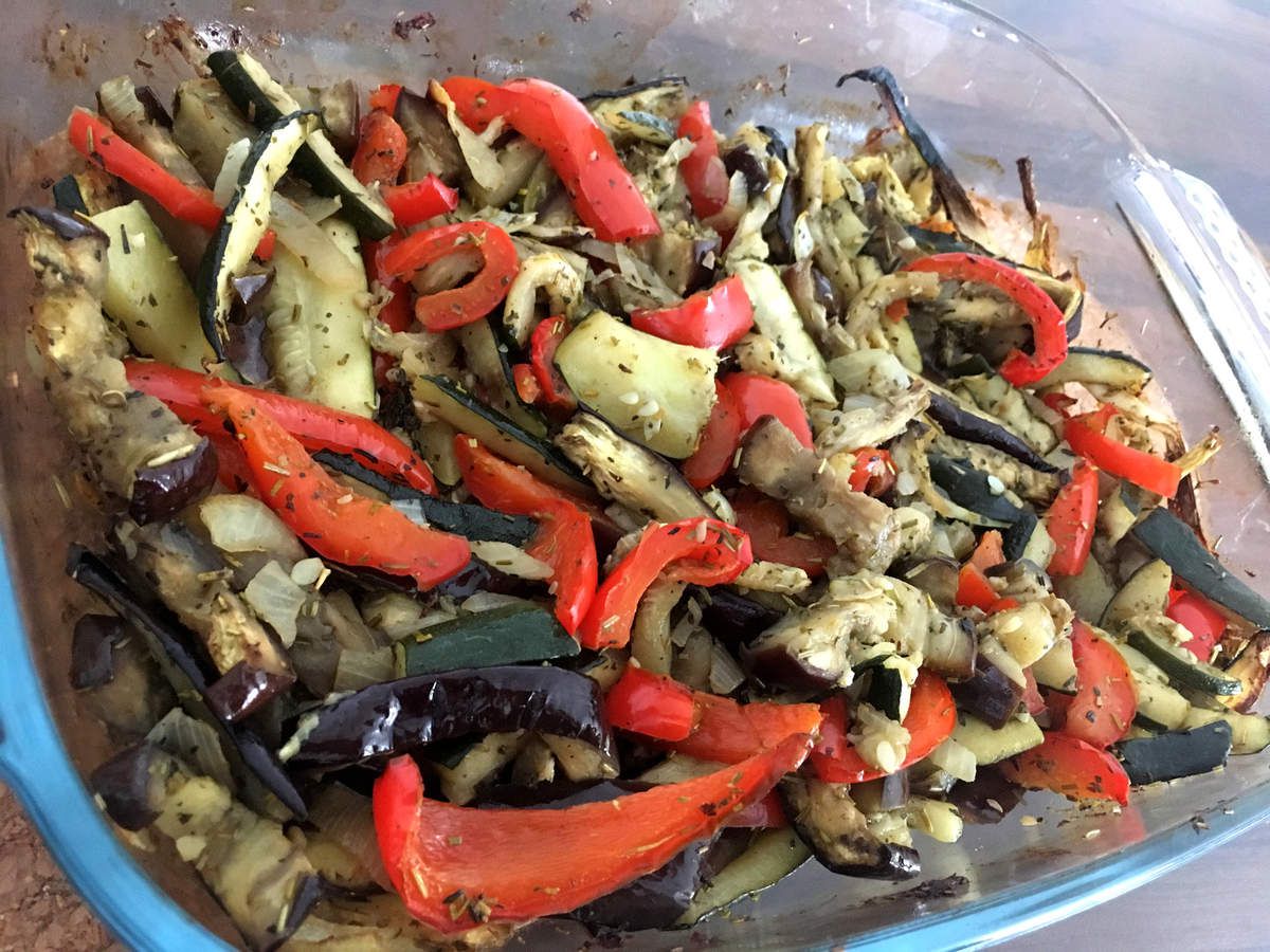 Légumes rôtis au four aux herbes de provence et à l'huile d'olive