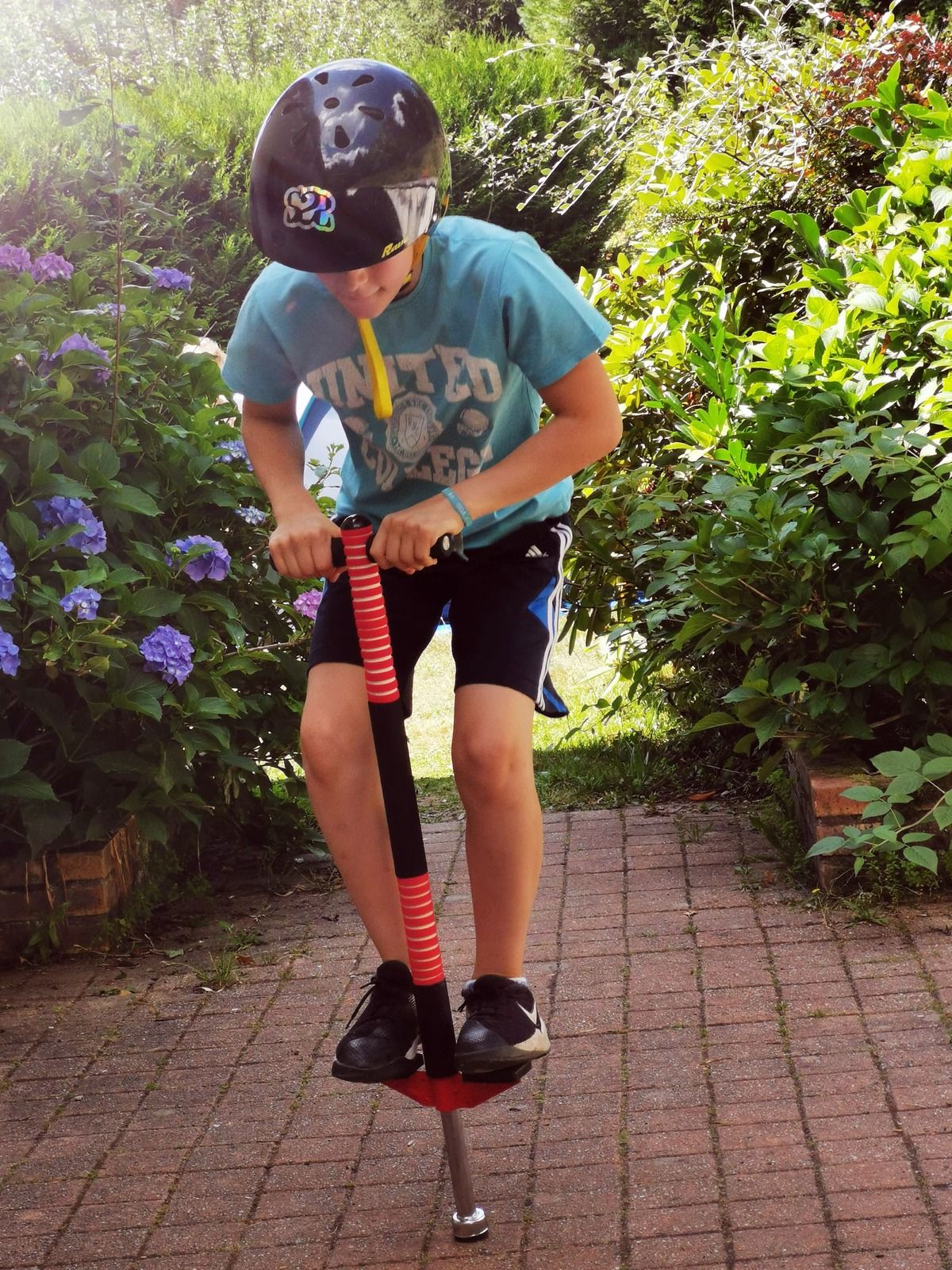 Comment se depenser grace au Pogo Stick de chez Maxi Toys familledysfferentefamilleheureuse