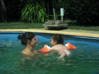 Baden im Pool - dank Schwimmflügel ganz alleine!