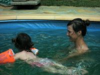 Baden im Pool - dank Schwimmflügel ganz alleine!