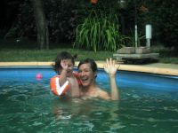 Baden im Pool - dank Schwimmflügel ganz alleine!